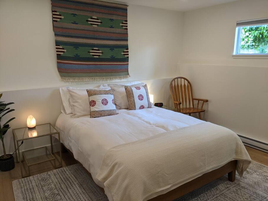 Bright Modern 1Br Suite In Sooke Village Core Buitenkant foto