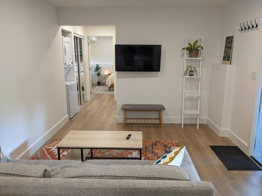 Bright Modern 1Br Suite In Sooke Village Core Buitenkant foto