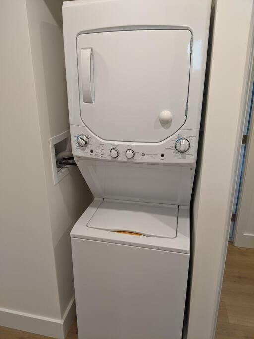 Bright Modern 1Br Suite In Sooke Village Core Buitenkant foto