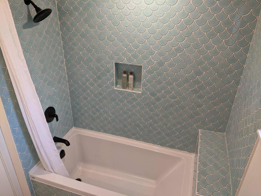 Bright Modern 1Br Suite In Sooke Village Core Buitenkant foto