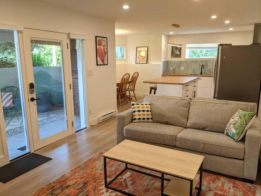 Bright Modern 1Br Suite In Sooke Village Core Buitenkant foto