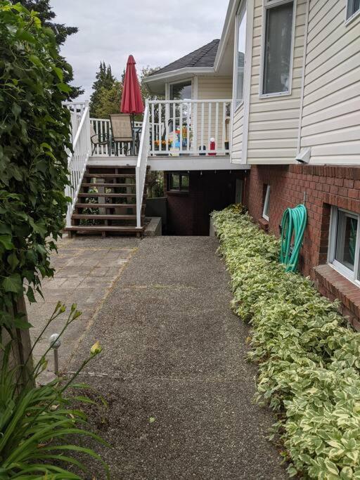 Bright Modern 1Br Suite In Sooke Village Core Buitenkant foto