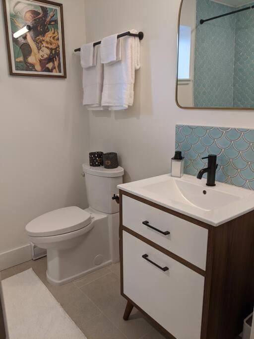 Bright Modern 1Br Suite In Sooke Village Core Buitenkant foto
